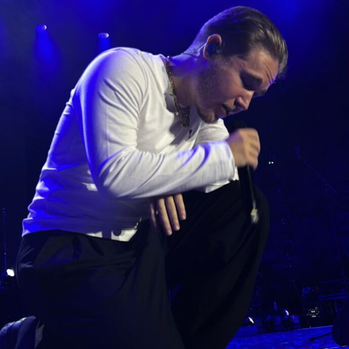 “Io a Sanremo? Bisogna chiederlo a un signore napoletano. Ma se ci sarà Olivia Rodrigo, un modo per infilarmi lo trovo. Il vero superpotere è la speranza”: Alfa fa festa con il papà all’Arena di Verona