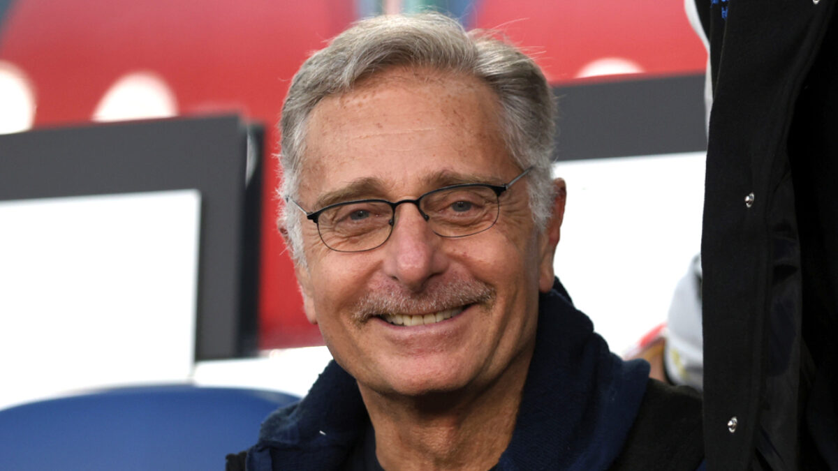“Grattarsi le palle è un gesto apotropaico. In pubblico tendo a evitare proprio per non creare disturbi e fastidi a chi è attorno. Se proprio devo, lo faccio con gesto furtivo”: così Paolo Bonolis