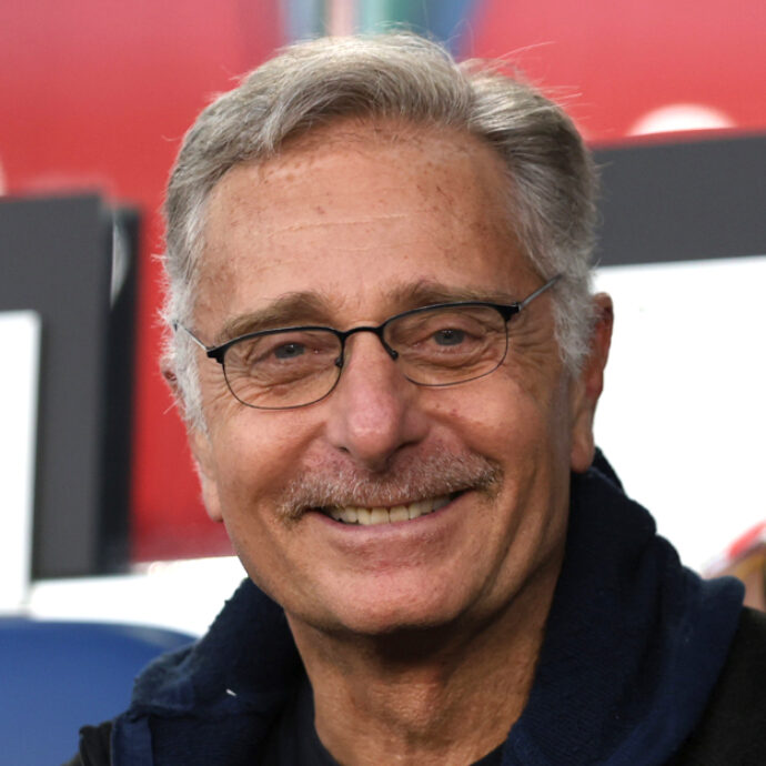 “Grattarsi le palle è un gesto apotropaico. In pubblico tendo a evitare proprio per non creare disturbi e fastidi a chi è attorno. Se proprio devo, lo faccio con gesto furtivo”: così Paolo Bonolis