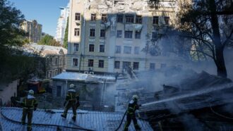 Copertina di Droni russi su un palazzo a Kiev: ucciso un 14enne. Due morti e cinque feriti per un attacco ucraino su due mercati nel Donetsk