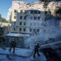Copertina di Droni russi su un palazzo a Kiev: ucciso un 14enne. Due morti e cinque feriti per un attacco ucraino su due mercati nel Donetsk