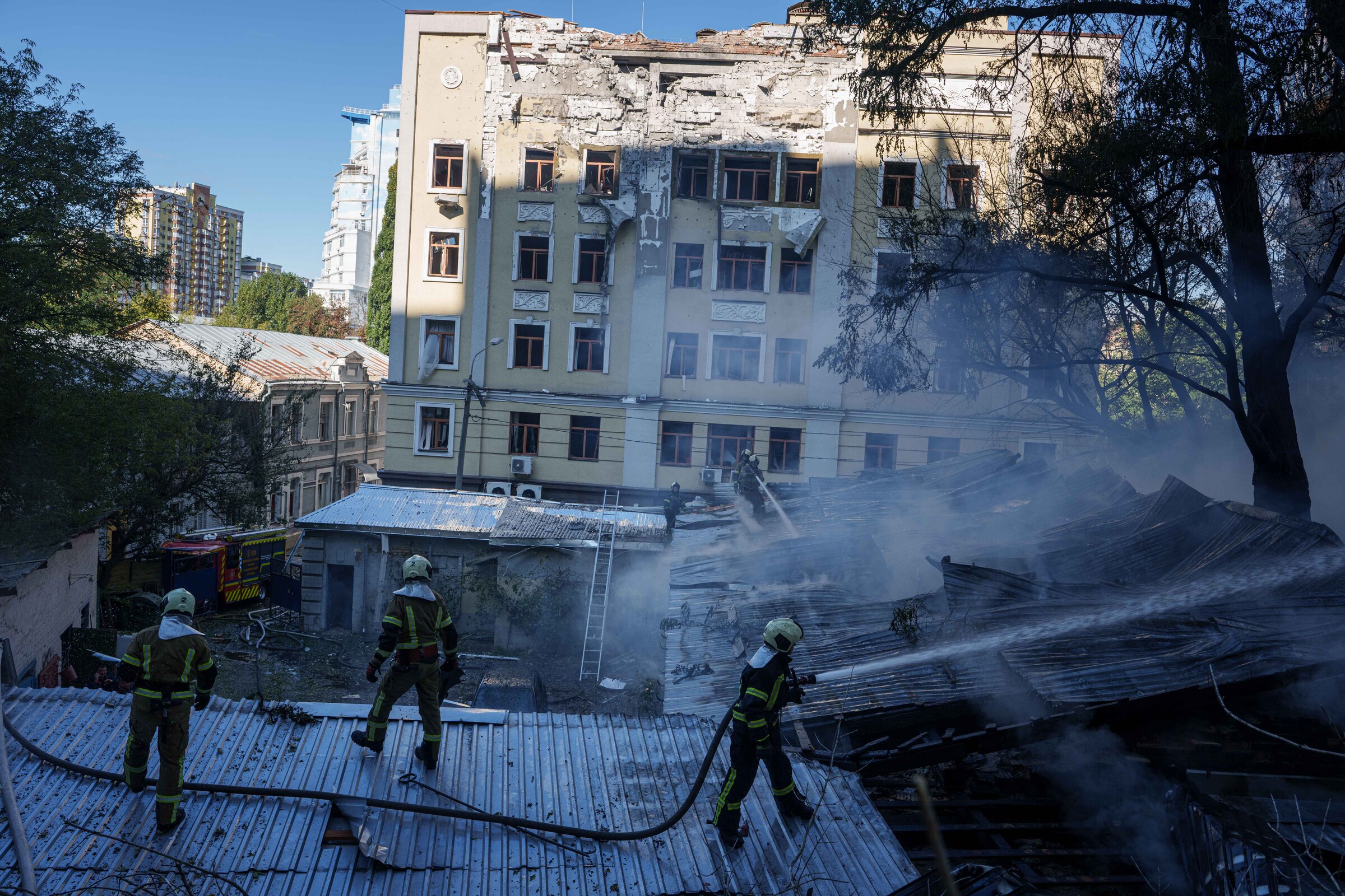 Droni russi su un palazzo a Kiev: ucciso un 14enne. Due morti e cinque feriti per un attacco ucraino su due mercati nel Donetsk