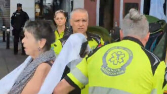 Copertina di “Ho combattuto perché altri imparassero a lottare”, polizia sotto inchiesta a Madrid per l’anziana disabile sfrattata