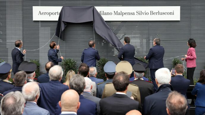 Aeroporto di Malpensa, da oggi si chiama “Silvio Berlusconi”. La figlia Marina: “Orgogliosa”. Cerimonia con La Russa, Tajani e Salvini