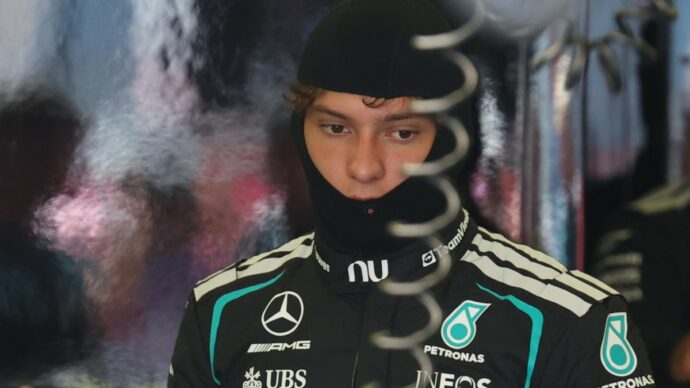 F1, disastro Antonelli a Baku: va a muro in Q1, qualifiche già finite. Il team lo richiama ai box, lui insiste: “Perché non possiamo sistemarla?”