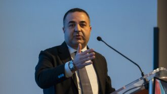 Copertina di Reggio Calabria, il sindaco Cannizzaro replica a Vannacci: “Cornuto sei tu” | Video