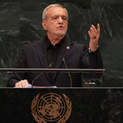 Copertina di Media: “Iran ha proposto agli Usa un piano da 7 giorni per la tregua”. Pezeshkian: “Pace? L’America deve scegliere”