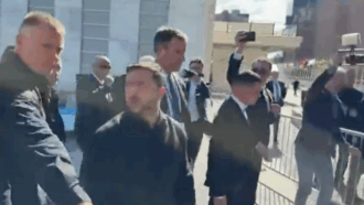 Copertina di Zelensky ai giornalisti russi: “A Mosca? Ci vengo su un c…o di missile”