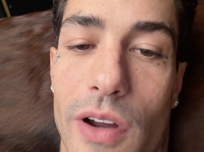 tony effe nella bufera taglia 26 siete schiavi degli zuccheri il rapper travolto dalle polemiche poi si scusa non volevo offendere nessuno da Ilfattoquotidiano.it tony effe nella bufera taglia 26 siete schiavi degli zuccheri il rapper travolto dalle polemiche poi si scusa non volevo offendere nessuno