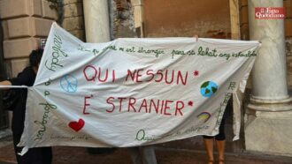 Copertina di “Qui nessuno è straniero”. A Genova la polizia rimuove lo striscione dei bambini contro il decreto Valditara. Sul posto Salis: “Chiesti chiarimenti alla Questura”