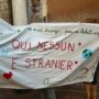 Copertina di “Qui nessuno è straniero”. A Genova la polizia rimuove lo striscione dei bambini contro il decreto Valditara. Sul posto Salis: “Chiesti chiarimenti alla Questura”