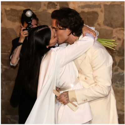 Copertina di Damiano David e Dove Cameron si sono sposati a Montalcino. Assenti gli altri Maneskin, attesi al grande party post matrimonio  a Castiglion del Bosco