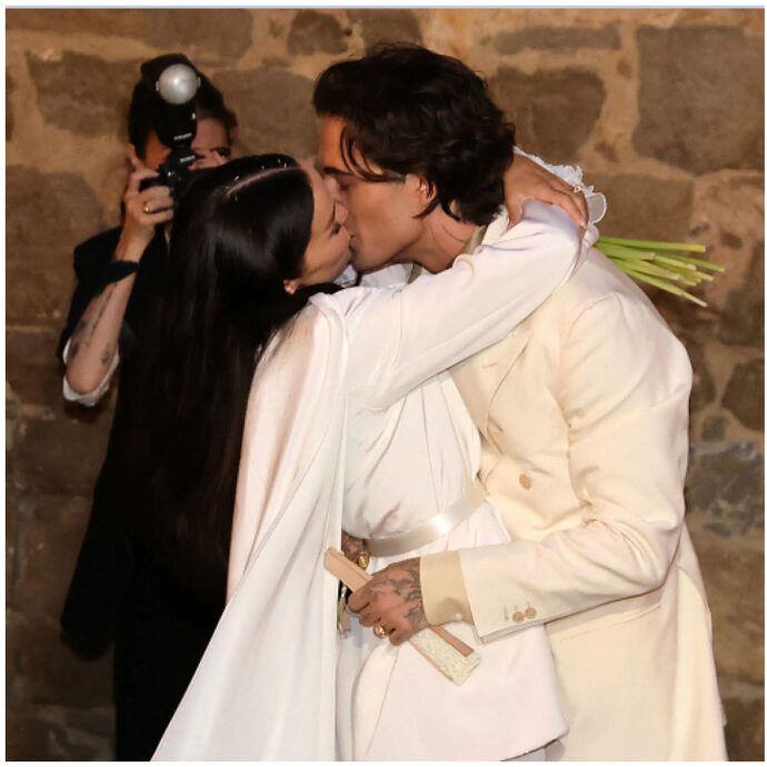 Damiano David e Dove Cameron si sono sposati a Montalcino. Assenti gli altri Maneskin, attesi al grande party post matrimonio  a Castiglion del Bosco