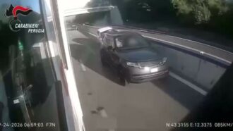 Quindicenne guida con auto rubata in autostrada e sperona un'altra macchina, l'inseguimento dei carabinieri