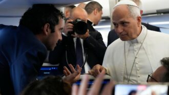Copertina di Papa Leone in viaggio verso la Francia risponde ai giornalisti: “Contento che siate qui, la copertura mediatica è necessaria”