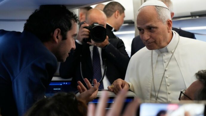 Papa Leone in viaggio verso la Francia risponde ai giornalisti: “Contento che siate qui, la copertura mediatica è necessaria”