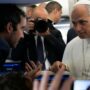 Copertina di Papa Leone in viaggio verso la Francia risponde ai giornalisti: “Contento che siate qui, la copertura mediatica è necessaria”