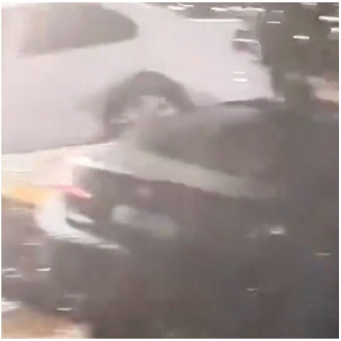 Il vento diventa un’arma: auto sollevata in aria e scagliata contro un’altra vettura. Ecco cos’è successo in Brasile – IL VIDEO