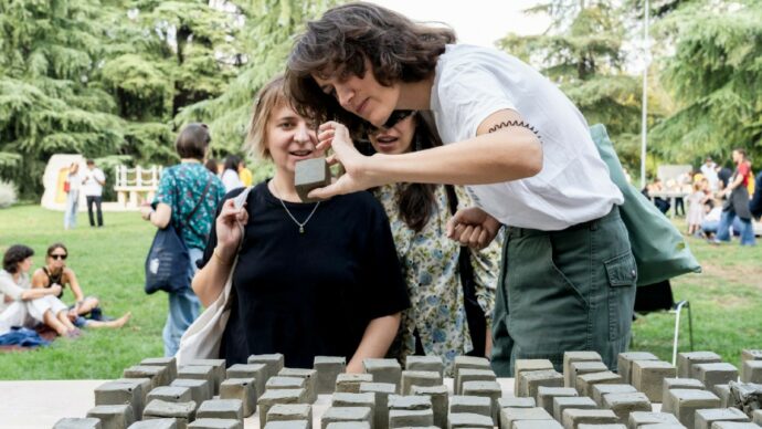Altro che picnic:   la performance  al parco è poesia