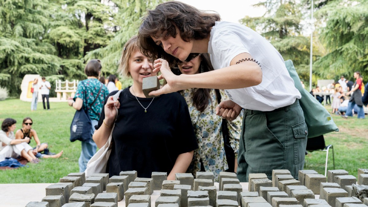 Altro che picnic:   la performance  al parco è poesia