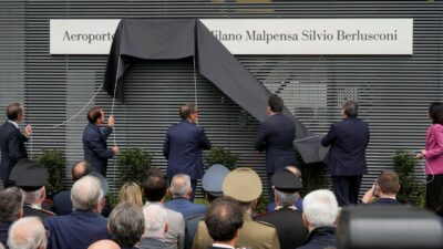 Copertina di Malpensa onora Berlusconi: Sala diserta, il fratello paga, Tajani a NY