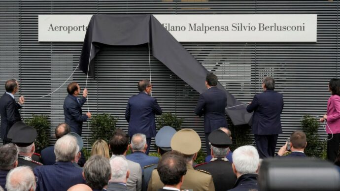 Malpensa onora Berlusconi: Sala diserta, il fratello paga, Tajani a NY