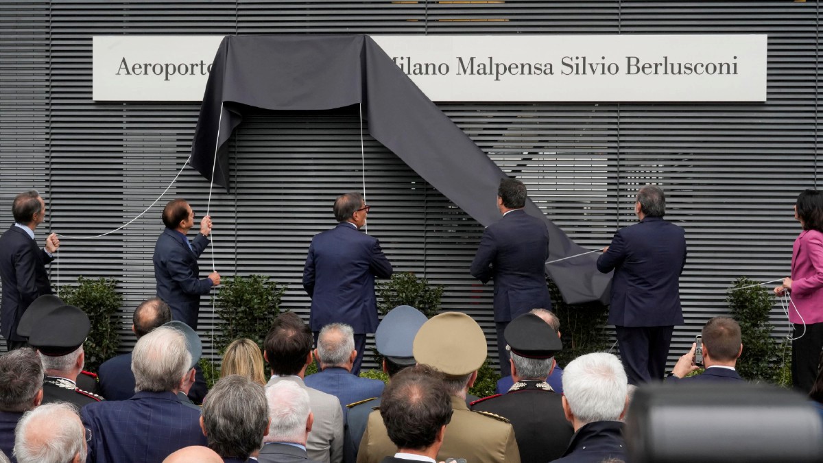mesi di dubbi su ranucci poi un aeroporto a berlusconi il doppio standard della memoria pubblica italiana da Ilfattoquotidiano.it mesi di dubbi su ranucci poi un aeroporto a berlusconi il doppio standard della memoria pubblica italiana