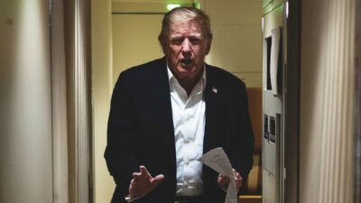 Copertina di Trump vive 48 ore di  invisibilità. Così riaccredita i media bannati