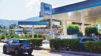 Copertina di L’Eni fa lo sconto a Meloni: addio tassa sugli extra-utili