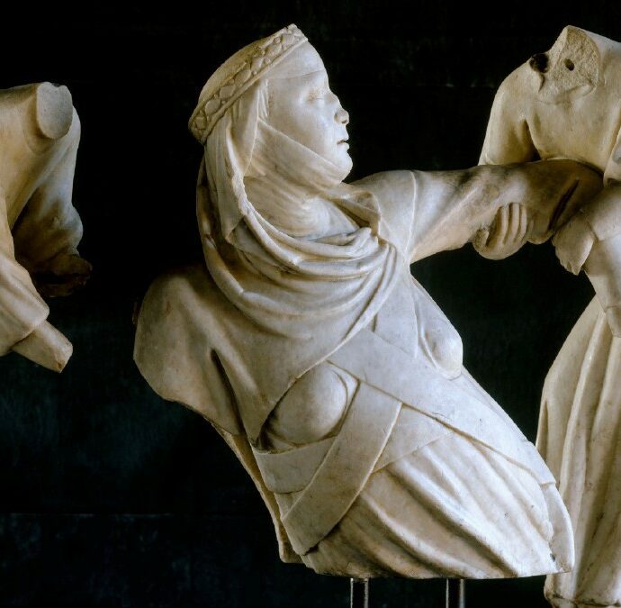 “Broken”: come sono chic le sculture fatte a pezzi, decapitate o distrutte dal mare