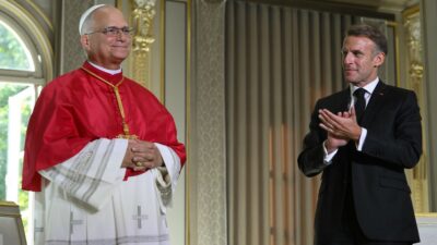 Copertina di Papa Leone: “Fermare la corsa agli armamenti, il possesso di quelli nucleari non è garanzia di sicurezza”. Macron: “La pace non è solo il silenzio delle armi”