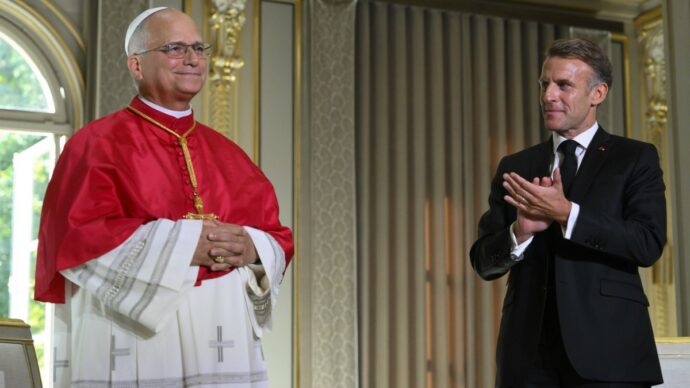 Papa Leone: “Fermare la corsa agli armamenti, il possesso di quelli nucleari non è garanzia di sicurezza”. Macron: “La pace non è solo il silenzio delle armi”
