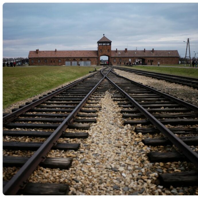 “Non facevano caffè decaffeinato e non avevano latte diverso dal latte vaccino”: la polemica di una cittadina britannica contro il bar di Auschwitz