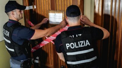 Copertina di “Mio figlio ha fatto del male a qualcuno”, cadavere fatto a pezzi trovato nell’appartamento di una professoressa a Torino