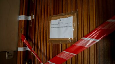 Copertina di Tre fermi per l’uomo ucciso e fatto a pezzi. I resti trovati nell’appartamento di una professoressa