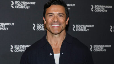 Copertina di “Questo intervento chirurgico è come un cesareo per il mio alluce”: Mark Consuelos si opera d’urgenza dopo un anno di rinvii e sbotta in diretta