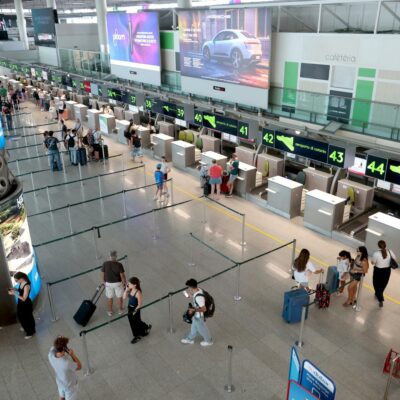 Copertina di Cenere lavica dell’Etna, nuovo stop agli atterraggi e limitazioni per i decolli all’aeroporto di Catania