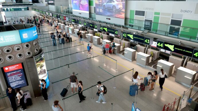 Nuovo stop ad atterraggi e decolli all’aeroporto di Catania per la cenere lavica dell’Etna