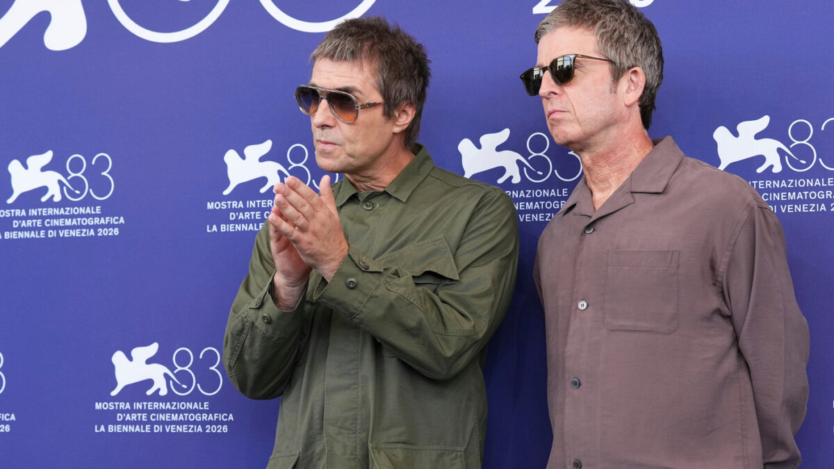 Da 178 a 7.267 euro: il salto folle dei prezzi dei biglietti Oasis nonostante le nuove regole anti-secondary ticketing. La band avvisa: “I truffatori si spacciano per noi”