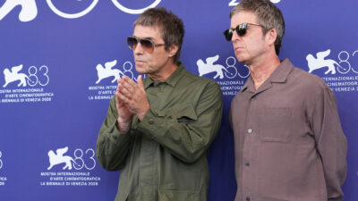 Copertina di Da 178 a 7.267 euro: il salto folle dei prezzi dei biglietti Oasis nonostante le nuove regole anti-secondary ticketing. La band avvisa: “I truffatori si spacciano per noi”