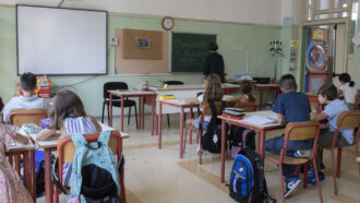 Copertina di Decreto Scuola, la protesta dei presidi che non vogliono denunciare chi non parla italiano: “Così si alimenta la xenofobia”