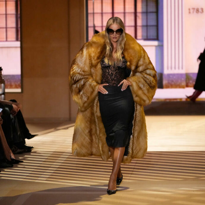 Gucci deve tornare a vendere e Demna trasforma la passerella in una boutique: “Volete che venda? Ecco una collezione di prodotti da mettere in vetrina”