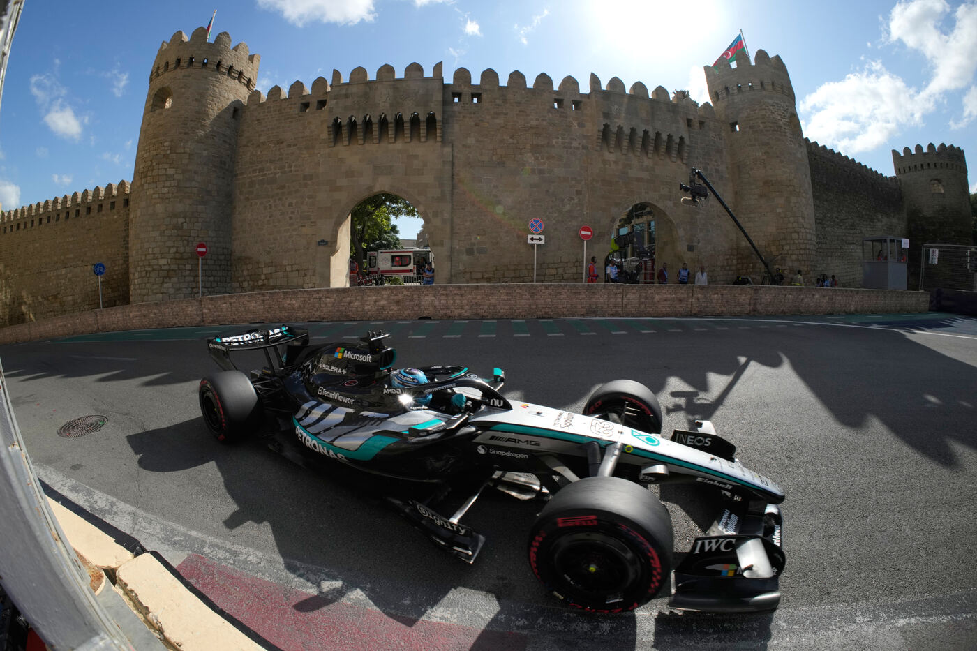 F1, Russell vince a Baku davanti a Verstappen. Antonelli al 5° posto, Ferrari ancora giù dal podio – Ordine d’arrivo e nuova classifica