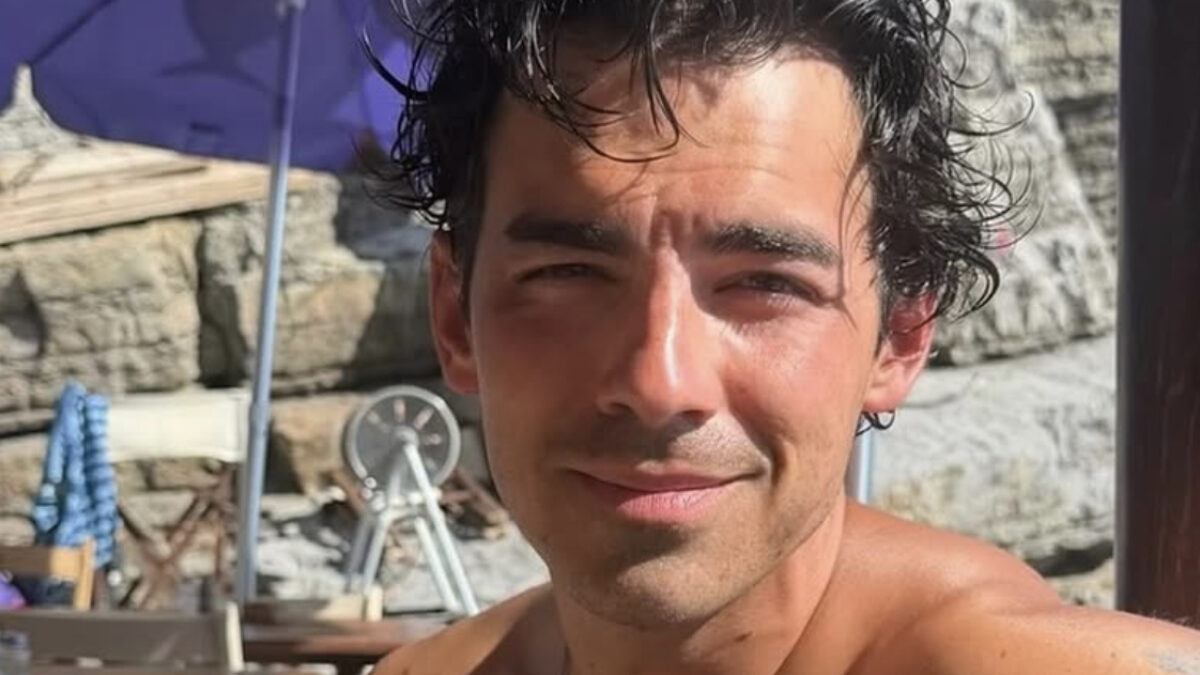 “È stato terribile perché a Portofino sono scivolato e caduto tra le due barche. Nel risalire ho sbattuto pure lo stinco”: lo rivela Joe Jonas