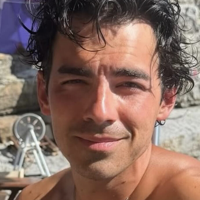 “È stato terribile perché a Portofino sono scivolato e caduto tra le due barche. Nel risalire ho sbattuto pure lo stinco”: lo rivela Joe Jonas