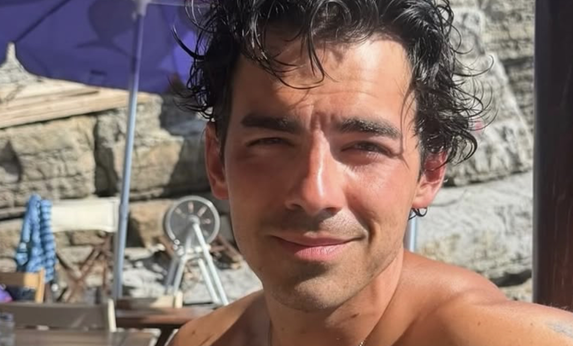 “È stato terribile perché a Portofino sono scivolato e caduto tra le due barche. Nel risalire ho sbattuto pure lo stinco”: lo rivela Joe Jonas