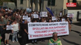 Copertina di Gli sfollati dei Campi Flegrei protestano contro l’America’s Cup: “Vogliamo la nostra casa, il vostro silenzio non ci ferma”