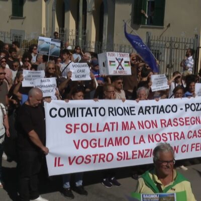 Copertina di Gli sfollati dei Campi Flegrei protestano contro l’America’s Cup: “Vogliamo la nostra casa, il vostro silenzio non ci ferma”