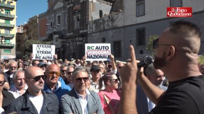 Copertina di Caro carburante e Rc Auto, corteo a Napoli per una mobilitazione nazionale: “Assurdo pagare l’assicurazione 4 volte di più che al Nord”
