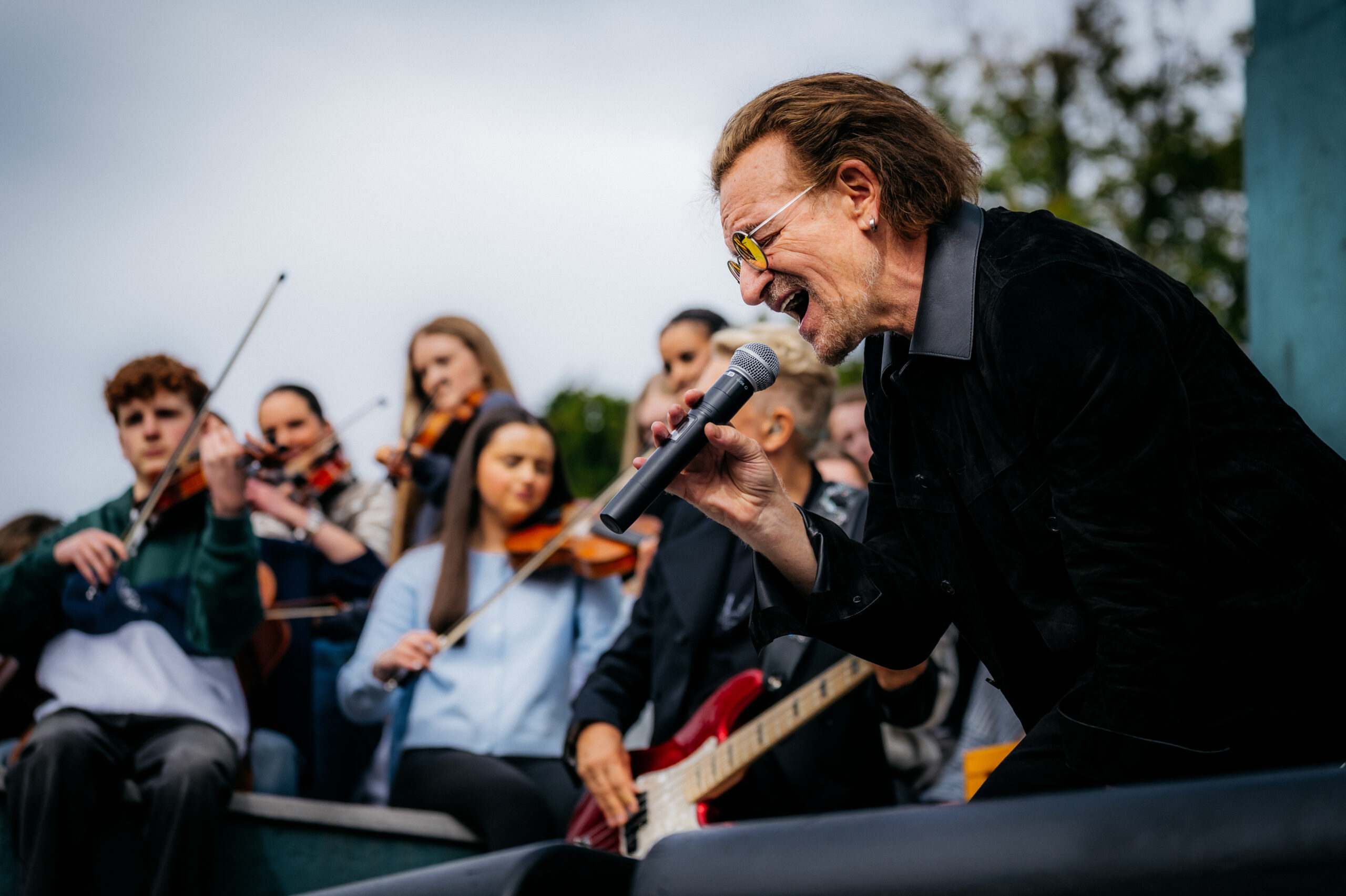se il mondo 232 avvolto dall8217oscurit224 noi non dobbiamo esserlo gli u2 tornano a scuola 50 anni dopo il primo concerto nel cortile del mount temple di dublino 8211 video da Ilfattoquotidiano.it se il mondo 232 avvolto dall8217oscurit224 noi non dobbiamo esserlo gli u2 tornano a scuola 50 anni dopo il primo concerto nel cortile del mount temple di dublino 8211 video